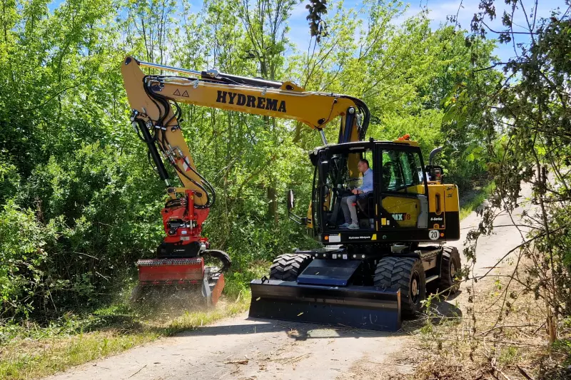 Auch Mulcharbeiten mit dem Seppi-Mulcher sind kraftvoll und effizient mit dem City-Bagger auszuführen, denn mit seiner großen Hydraulikpumpe ist er nicht nur ein kraftvoller Bagger, sondern ein idealer Geräteträger.