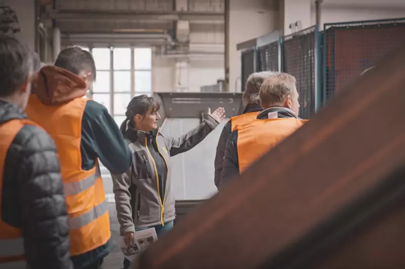 Durch den Werksrundgang konnten sich viele Besucher davon überzeugen, dass Hydrema eine hohe Eigenfertigungstiefe hat und mit Präzisionswerkzeug der Stahl bearbeitet wird.
