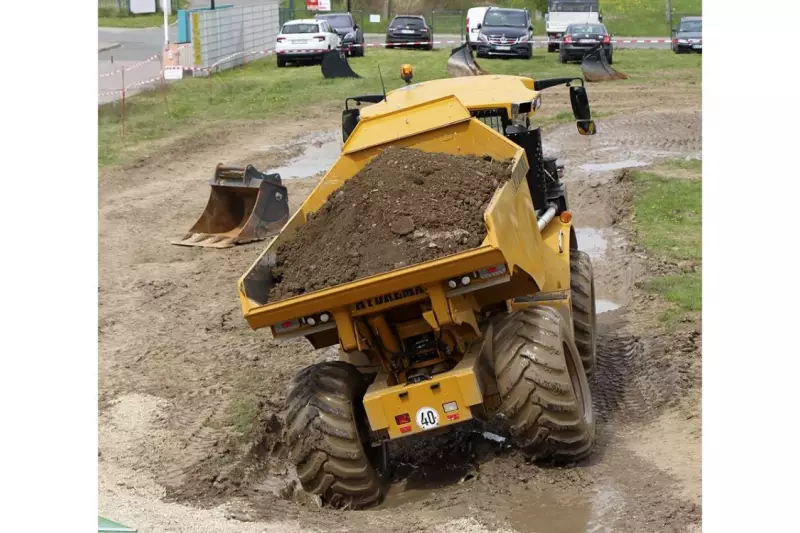 Auch der 912FS kämpfte sich tapfer durch das modellierte „unwegsame Gelände“. Große Schlaglöcher waren weder für ihn noch für den kleinsten, den 707G+, ein Problem. Sicher fahren sie Fahrer und Material über jedes Hindernis.