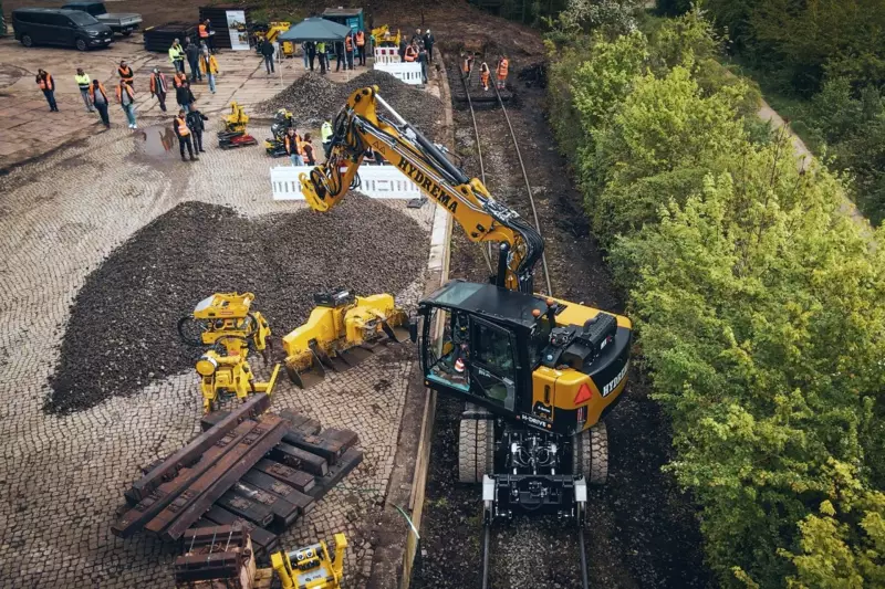 Die Musterbaustelle für den Zweiwegebagger bleibt auch nach der Veranstaltung bei den Besuchern lange ein Thema.