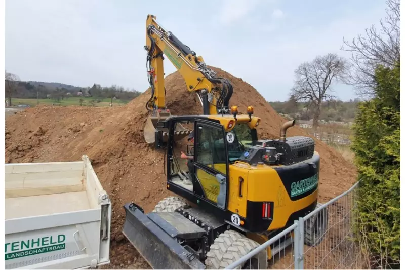 Die Kompaktheit der Maschine ermöglicht das Arbeiten in engen Baustellen.