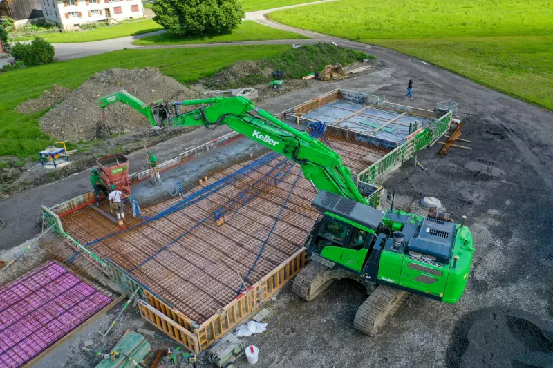 Der neue Hyundai-Kettenbagger HX300A der Keller Bauunternehmung bei Betonierarbeiten mit einem 1.200 l fassenden Betonkübel. Mit Verstellausleger und Zusatzstiel erreicht der 30-t-Bagger eine Ausladung von 13.078 mm mit einer Resttraglast von 3.000 kg. Quelle: Hyundai/Bamag