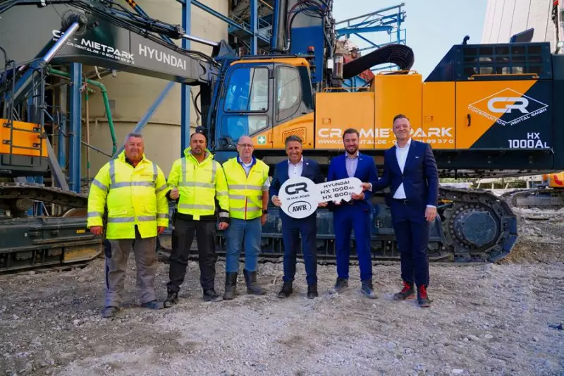Bagger-Übergabe am 13. Mai in Werne (v.l.n.r): Andreas Mlinski (AWR-Operator), Ramiz Hajdini (Oberpolier AWR) Michael Berne (Bauleiter AWR), Ilmi Viqa (GF AWR), Lukas Giancane (GF CR Construction Rental), Christian Prüfer (GF CR Baumaschinen).