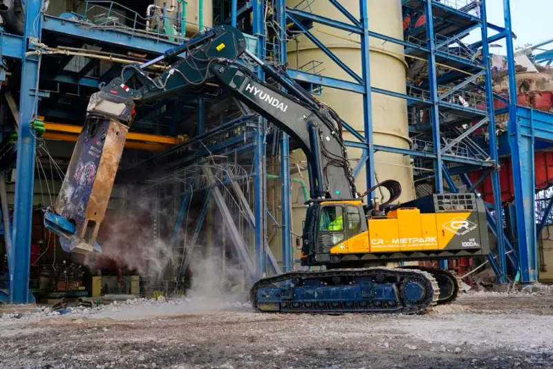 Der HX1000A im Einsatz mit einer großen Schrottschere.