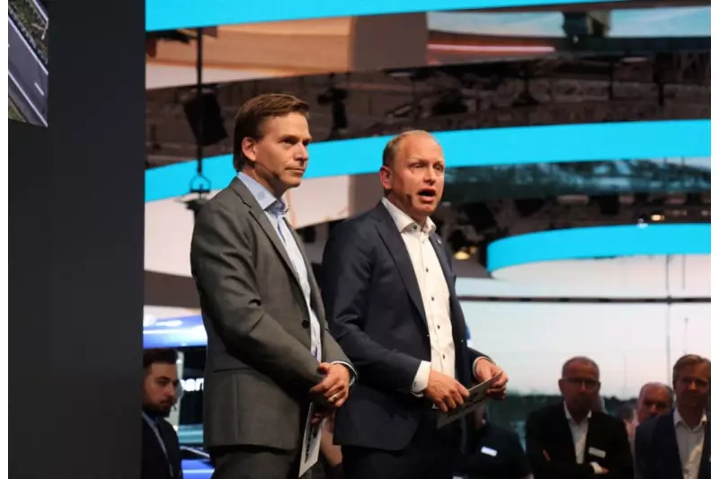 (V.l.) Bei Christian Levin, Executive Vice President Sales and Marketing, und Henrik Henriksson, Geschäfsführer Scania Trucks, drehte sich alles um die neuen Scania Baureihen, Dienstleistungen, Konnektivität und Nachhaltigkeit.