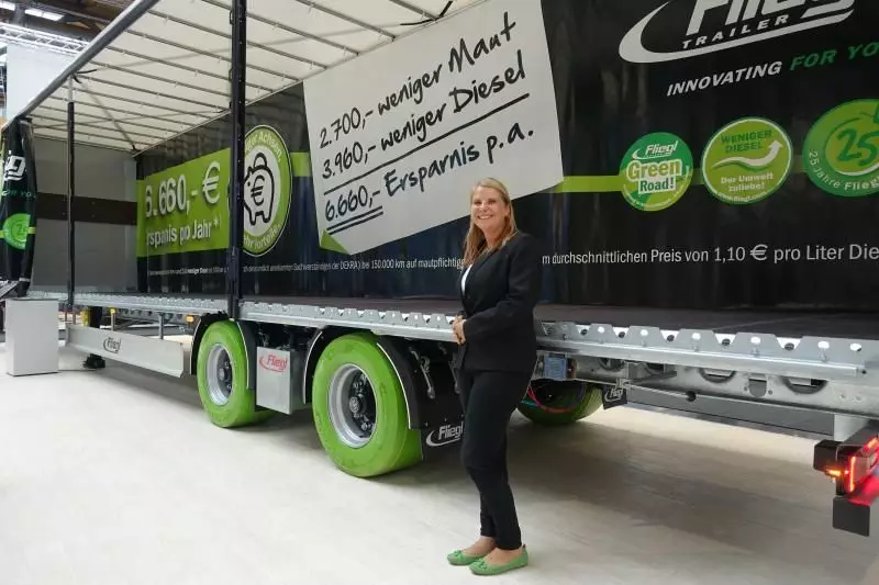 Tina Böttcher, zuständig für Marketing und Kommunikation bei der Firma Fliegl, präsentierte die Sattelkipper der „GreenLine“, die über eine konische Mulde für niedrige Life Cycle Kosten und umweltbewusstes Fahren verfügen.