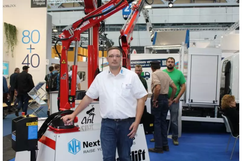 Richtig viel los war auf dem Stand von de Bondt. Florian de Bondt vor dem Ladekran von „NextHydraulics“ als einer der Standpfeiler des Unternehmens.