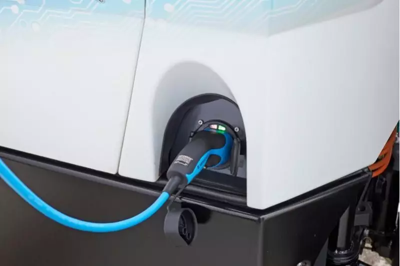 Dank einem 22 kW starken Onboard-Ladegerät können die Batterien des „CityCat 2020ev“ von Bucher Municipal innerhalb von zwei bis drei Stunden an jeder beliebigen öffentlichen Pkw-Ladestation wieder aufgeladen werden.