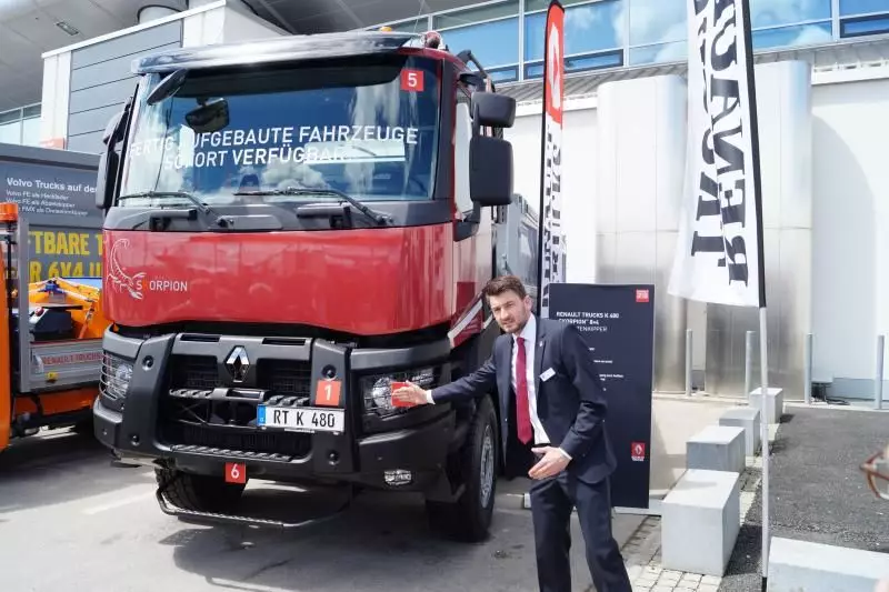 Eric Lengefeld, Produktmanager bei Renault Trucks, erklärt der Presse die wichtigsten Features und Neuerungen der neuen Renault Trucks K480 8x4 Daycab Sonderedition „Skorpion“.