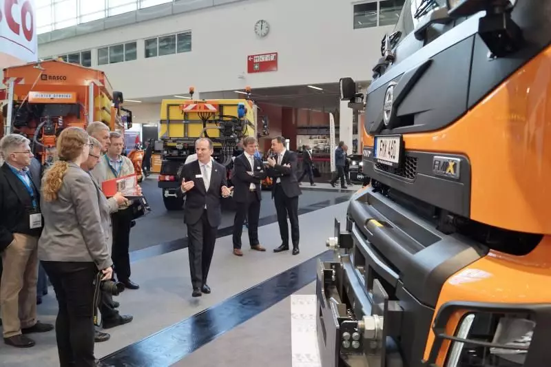 Im Vergleich zum ersten IFAT-Auftritt 2014 kamen deutlich mehr Besucher auf den Stand von Volvo Trucks. Im Mittelpunkt des Interesses standen das Nieder flur-Fahrzeug Volvo FE LEC und der multifunktionale Volvo FMX 4x4.