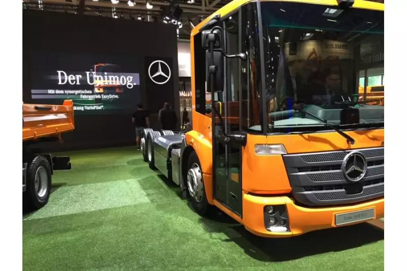 Mercedes-Benz präsentierte auf der IFAT 2016 zwei Econic-Modelle. Das Fahrgestell des Econic 2630 NGT 6x2/4 ENA mit 3.900 mm Radstand ist mit einer Vielzahl von Sicherheits-Assistenzsystemen ausgestattet und verfügt über ein modellgepflegtes Fahrerhaus. Weitere besondere Merkmale sind unter anderem der vergrößerte Türöffnungswinkel für komfortablen Einstieg auf der Fahrerseite und der Einschnitt am Motortunnel für mehr Beinfreiheit.