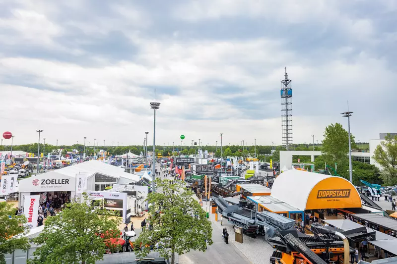 Auf dem Freigelände waren mehr als 110 Maschinen und Fahrzeuge im Einsatz. Quelle: Messe München