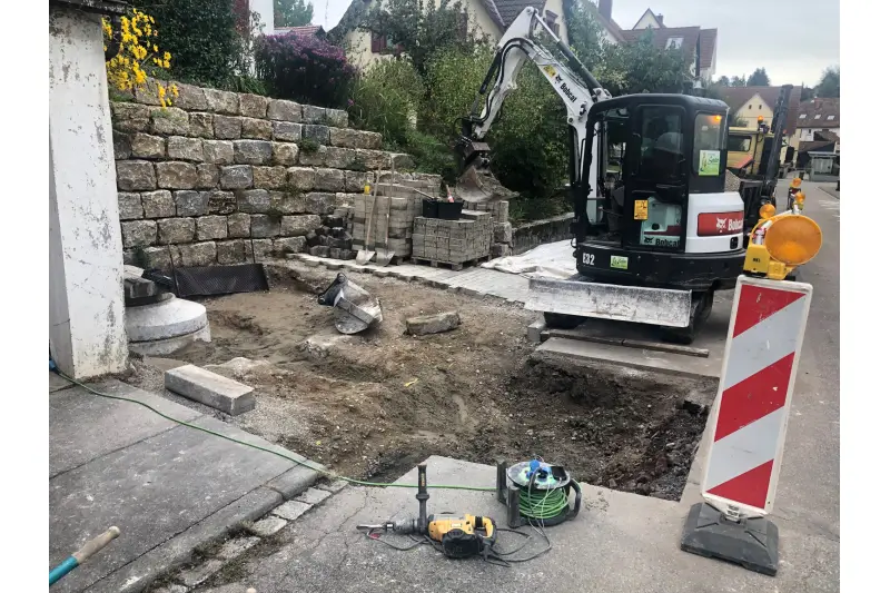 Arbeiten in beengten Räumen oder entlang von Wegen stellt durch die große Flexibilität des Baggerarms kein Problem dar.

