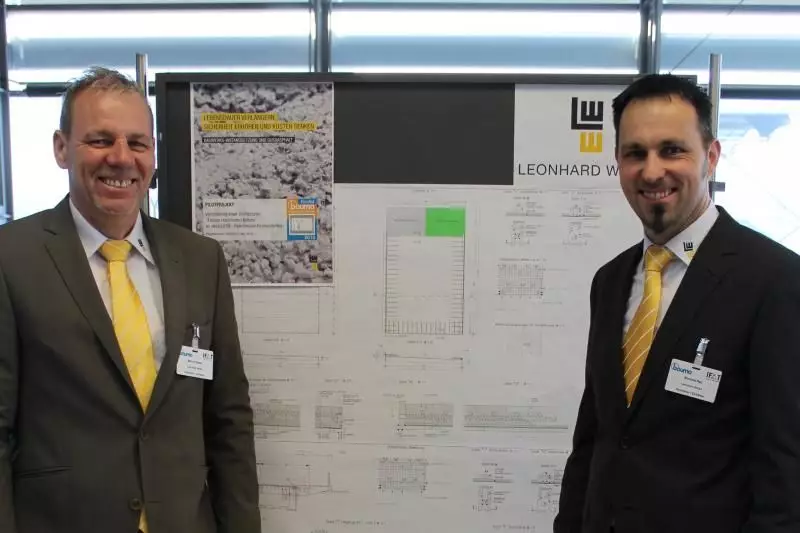 (V.l.n.r.) Mario Flietner und Richard
Rau stellten das Stahlbrücken-Sanierungskonzept
des Bauunternehmens
Leonhard Weiss vor. Mit
dem originellen Konzept gehört
Leonhard Weiss zu den Bauma
Innovationspreis-Nominierten.