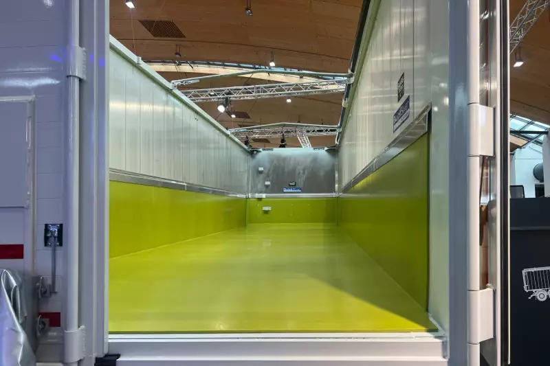 Das Unternehmen SystARG entwickelt sich vom Spezialisten für Kunststoffauskleidungen zum Komplettanbieter im Schüttguttransport und tritt ab Januar 2026 als SystARG Bulk Handling Solutions auf, um die neue Partnerschaft mit Reisch, das erweiterte Muldenangebot, die „QuickSilver“-Effizienzlösungen und die zusätzlichen Service- und Verschleißschutzleistungen sichtbar zu bündeln.