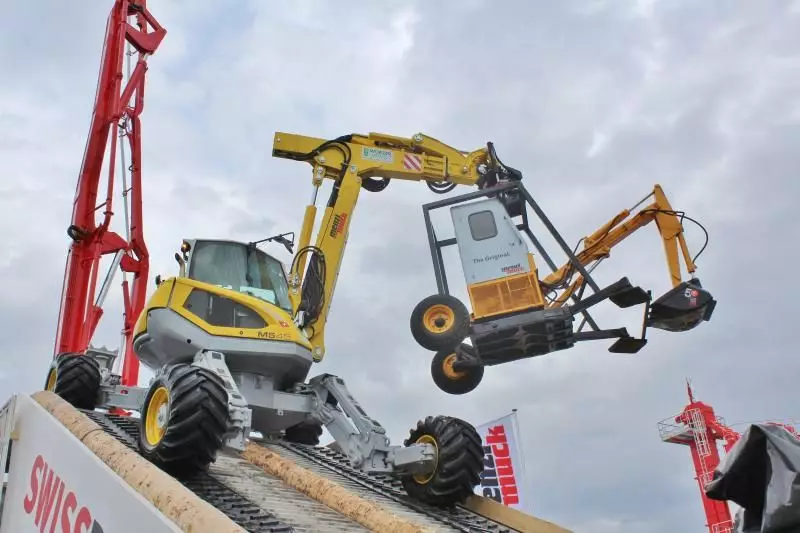 Demonstration anlässlich des 50-jährigen Jubiläums: Der neue Menzi Muck M545 trägt den ersten Schreitbagger aus dem Jahr 1966.