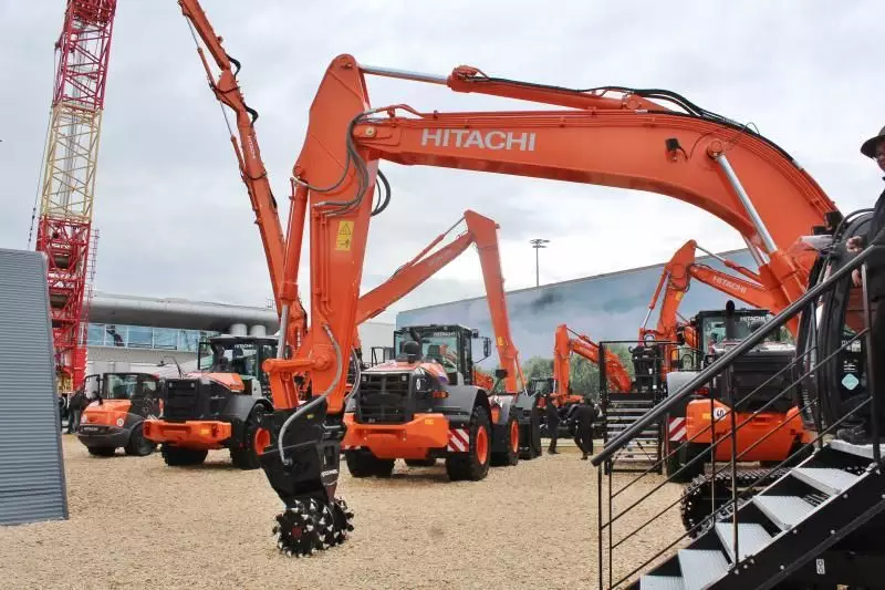 Eine beachtliche Anzahl an Baggern und Radladern wurde auf dem Hitachi-Stand präsentiert.