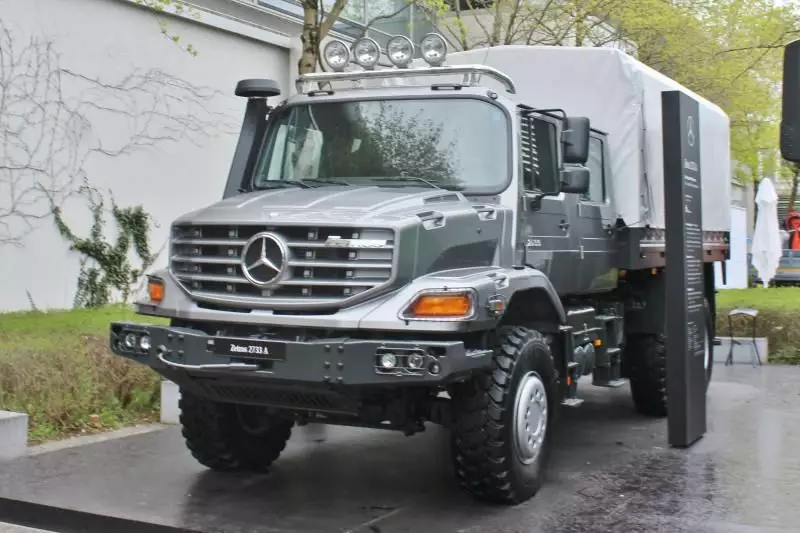 Der neue Mercedes Zetros auf den Freiflächen zwischen den Hallen.