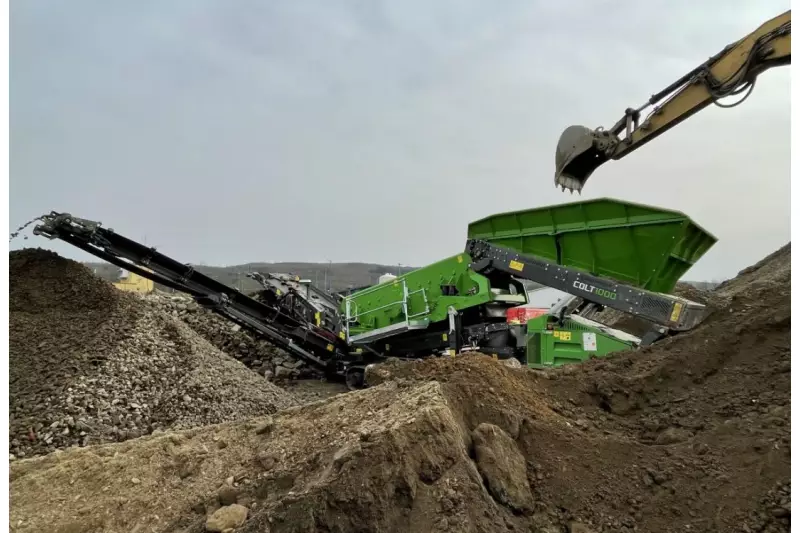 Die Terex EvoQuip Colt 1000 muss bei der GRE-Gräwe in Hagen mit angeliefertem Schutt aller Art zurecht kommen können und hat sich schnell als Rückgrat der Aufbereitung erwiesen.