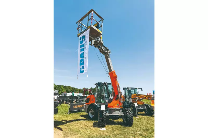 Auf der demopark 2025 stellte Paus die neue Pro-Serie vor – darunter den TSL 9088 Pro mit Schwenkfunktion, zwei Zusatzkreisen, Lastmomentüberwachung und Arbeitskorb für Einsätze in bis zu 7 m Höhe. Quelle: Treffpunkt.Bau