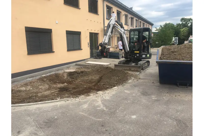  Dank RotoTop ist das Arbeiten bis ganz dicht an Wände und Gebäude heran kein Problem, sodass Handarbeit wegfällt.

