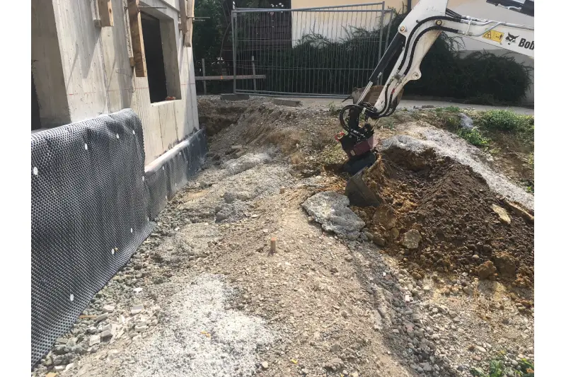  Zügiges Verteilen von Material, da in alle Richtungen und somit auch vom Bagger weggearbeitet werden kann.

