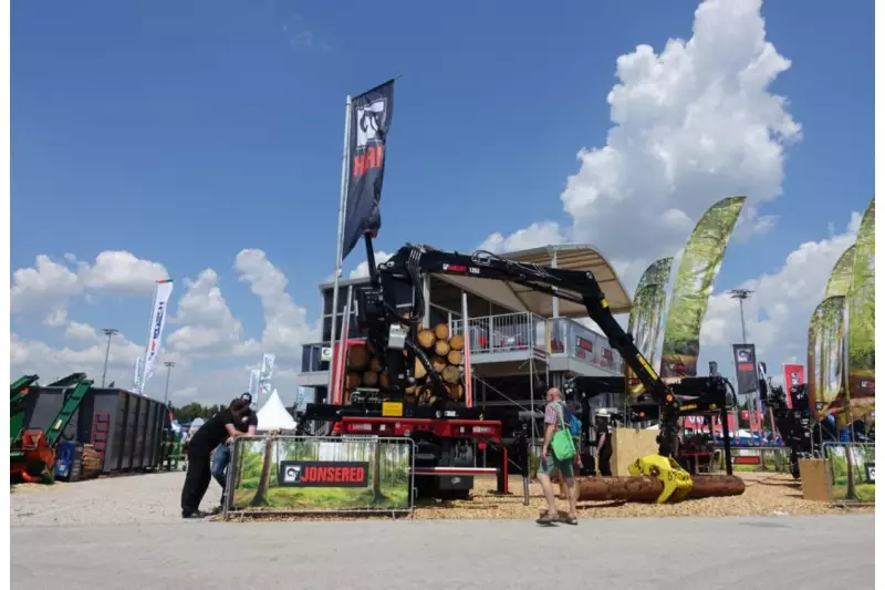 Mit den Ladekranen von Hiab lassen sich schwere Lasten äußerst präzise bewegen. Auf dem Interforst-Stand konnten Besucher den passenden Kran für jede Anforderung finden.