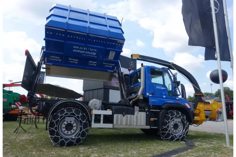 Mit drei verschiedenen Unimogs war Mercedes-Benz Trucks auf der Messe vertreten. Hier der Unimog U 530 mit langem Radstand, ausgestattet mit Fronthacker, Seilwinde, Kippaufbau sowie RUD-Ketten.