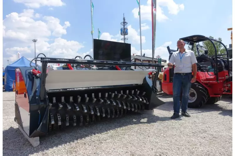 Dieter Grossenberger, Vertriebsleiter der Firma PTH Products aus Neuberg an der Münz, zeigte auf der Interforst, welchen Nutzen Kunden von den vielfältigen PTH Anbaugeräten haben.