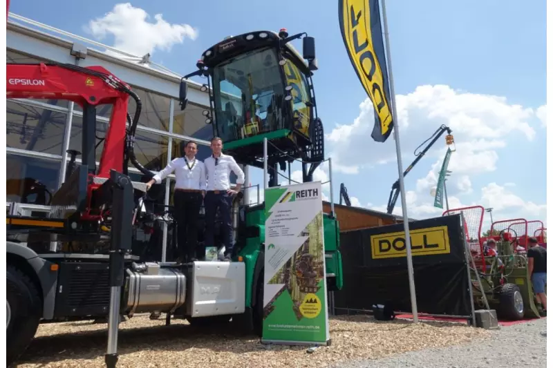(V.l.) Renato Ramella, Geschäftsführer Doll, und Julian Reith, Geschäftsführer Reith, nutzten die Messe zur Präsentation einer Weltneuheit: ein MAN-Fahrzeug mit Doll Auflieger, Palfinger Ladekran und Reith Dreh-Hub-Kabine.