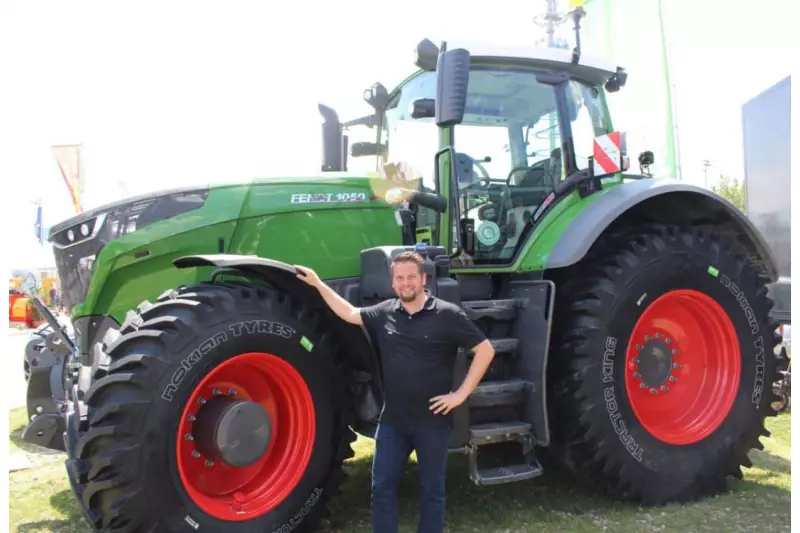 Andrè Kuhn, Verkaufsleiter Deutschland Heavy Tyres, präsentierte auf dem Nokian-Stand den neuen „Tractor King“, einen robusten Reifen für Erdbewegungs- und Straßenbaueinsätze.