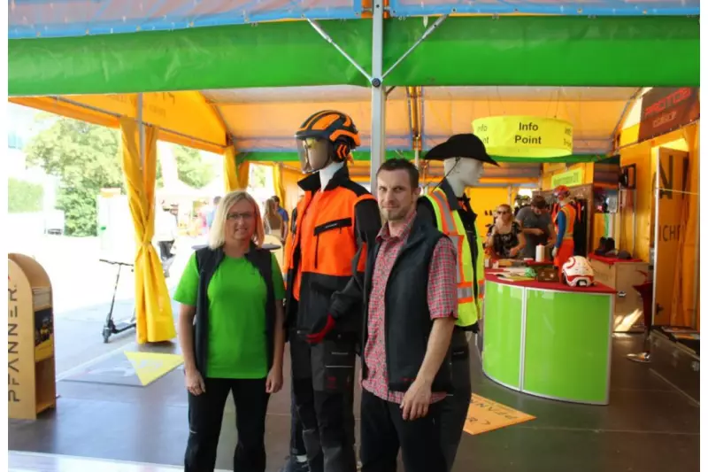 Das Pfanner-Schutzbekleidung-Team: Gabi Gruber, Geschäftsführungsassistenz, und Peter Felder, Händlervertreter Schweiz, waren vom großen Andrang schon ab dem ersten Tag begeistert.