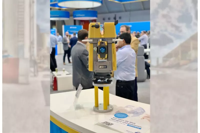 Die Topcon Positioning Group stellte auf der Intergeo 2019 neue Lösungen für den Hochbau vor – darunter eine neue Robotik-Totalstation mit Scannerfunktion zur innovativen Kontrolle von Bauabläufen, ein neues Instrument für die digitale 3D-Bauabsteckung, ein Head-up-Display für Totalstationen sowie Neuerungen im Bereich Software und Feldrechner mit praktischen Funktionen
für BIM-Anwendungen und zur BIM-Integration.