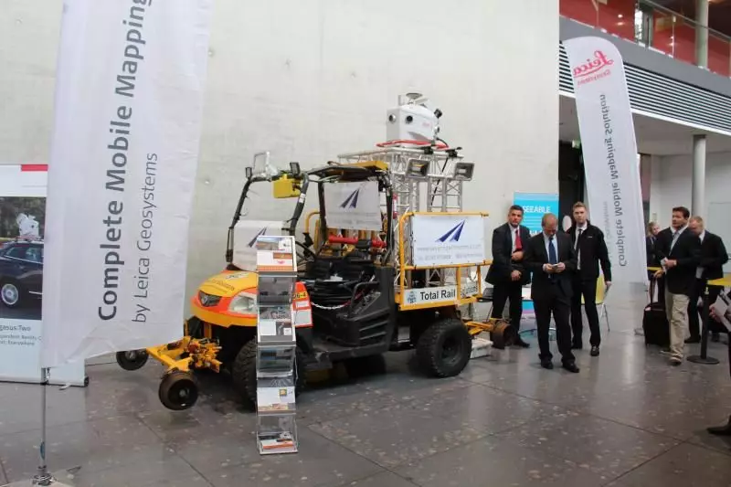 In einer der Ausstellungshallen war ein Zweiwegefahrzeug
mit Leica Ausrüstung für den
Schienenbau platziert.