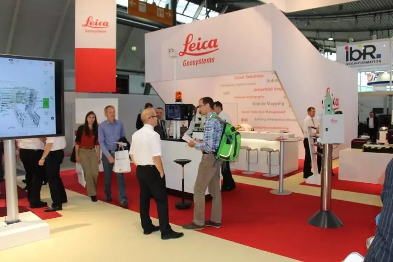 Das Ausstellungsspektrum bei Leica Geosystems
umfasste alle Segmente der Vermessung,
Geoinformationssysteme, Fernerkundung und
Fotogrammetrie bis hin zu Ergänzungslösungen
und Technologien.