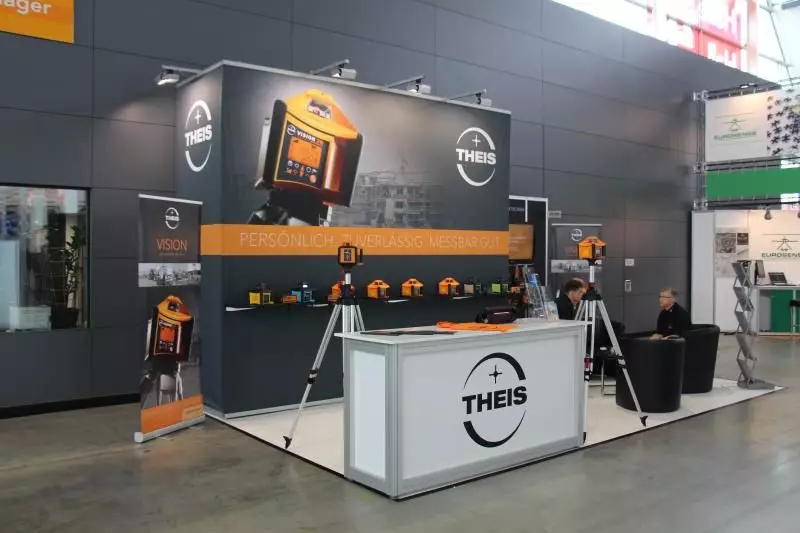 Die Theis Feinwerktechnik präsentierte ihren
neuen Kreuzlinienlaser TCL 8000. Eine der Besonderheiten
des Lasers: Er lässt sich durch eine
motorische Horizontierung auch bei instabilem
Untergrund einfach Aufstellen.