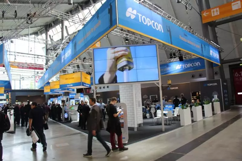 Am Topcon Stand konnten Datener fassungs–
und Vermessungslösungen von interessierten
Fachbesuchern begutachtet werden.