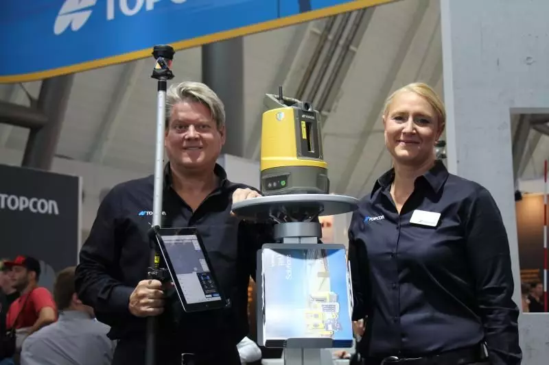 John Foster und Julia Kirchner von der Firma
Topcon stellten unter anderem Baulaser und
Totalstationen vor. Darunter den LN-100, einen
Layout Navigator für BIM- und allgemeine
Infrastrukturprojekte.
