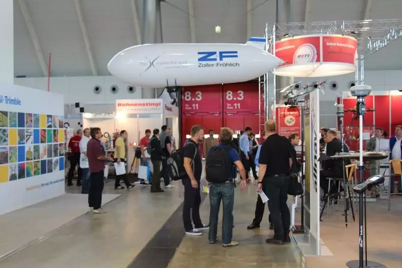 Das Unternehmen Zoller+Fröhlich, Hersteller
von 2D und 3D Laserscannern, beeindruckte
durch einen Miniatur–Zeppelin.