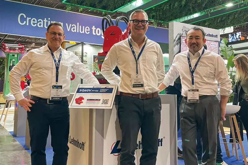 Am Stand der Firma Lehnhoff erfuhr das Treffpunkt.Bau-Team von wichtigen personellen Veränderungen: (v. l.) Jörg Hoch, Abteilungsleiter Vertrieb Export, und Sebastian Denniston, Produktmanager, mit dem neuen CEO und Managing Director, Shigeru Matsumura. Quelle: Treffpunkt.Bau