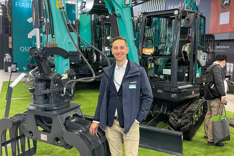 Mit einem 900 m² großen Stand unterstrich Sunward Europe seine rasche Expansion in Europa und präsentierte 26 Maschinen, darunter sieben Neuheiten. Auf dem Bild steht Emmanuel Ficot, Marketingmanager, vor dem neuen Elektro-Kompaktbagger SWE 60UFED. Quelle: Treffpunkt.Bau