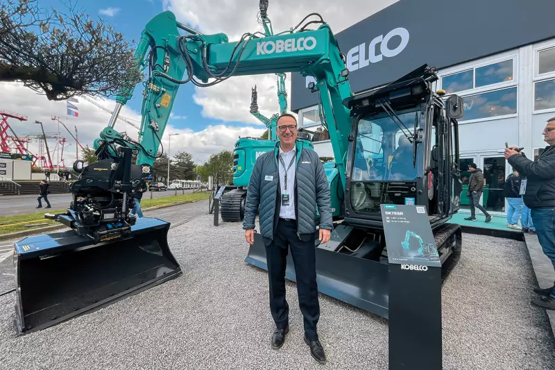 Hanns Markus Renz, Business Manager DACH, vor dem Midibagger SK 75 SR-3. Kobelco zeigte sein bewährtes Sortiment, stellte aber z. B. auch den neuen Kettenbagger SK520LC-11E vor, der den SK500LC-11 ersetzen wird. Die neue Maschine  bietet eine höhere Motorleistung und eine stärkere Arbeitshydraulik. Quelle: Treffpunkt.Bau