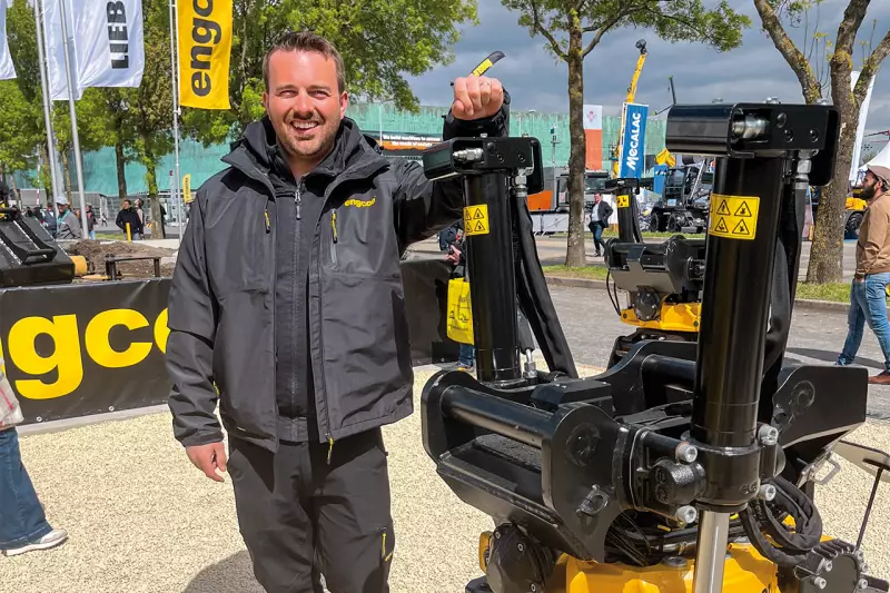 Martin Engström, Produktmanager Engcon, hat gut lachen: Im Fokus des Messeauftritts stand die Präsentation der 3. Tiltrotator-Generation. Vier verschiedene Bagger demonstrierten, welche Vorteile das Arbeiten mit den neuen Tiltrotatoren bietet. Quelle: Treffpunkt.Bau