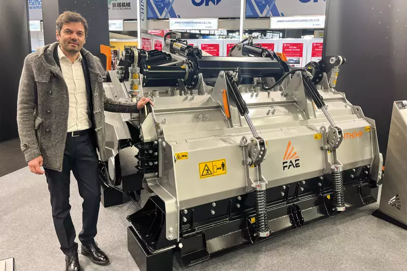 Davide Baratta, Sales & Marketing Director, FAE Group, hatte zahlreiche Fräsen und Mulcher im Gepäck. Hier steht er vor der MTH/HP, einer Multifunktionsfräse, die Felsplatten und Asphalt fräst, Steine bricht und Böden stabilisiert – und das alles in einer maximalen Arbeitstiefe von 50 cm. Quelle: Treffpunkt.Bau