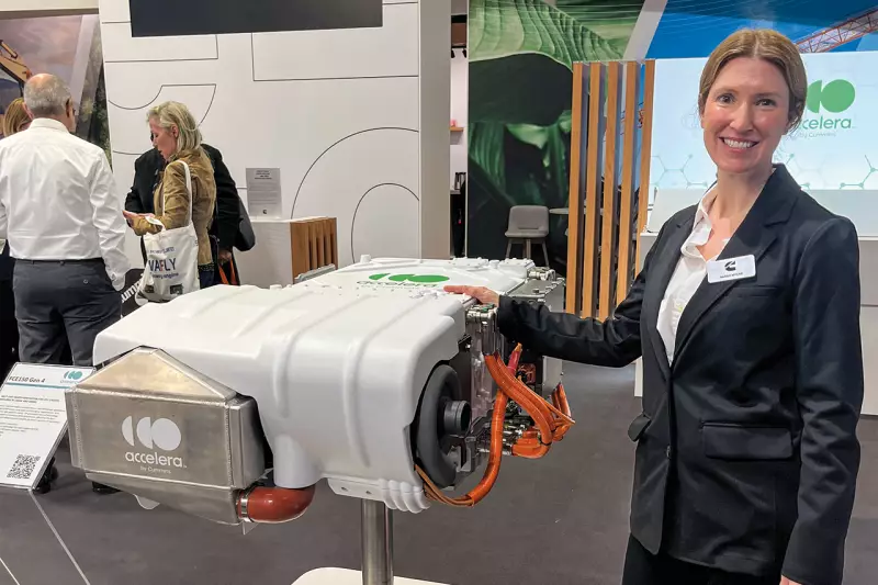 Sarah Myers, Off Highway Marketing Communications Leader Cummins, neben dem M15H, der erstmals auf der Conexpo-Con/Agg2023 vorgestellt wurde. Der Wasserstoffmotor bietet eine Spitzenleistung von 530 PS (395 kW) und ein beeindruckendes Spitzendrehmoment von 2.600 Nm. Quelle: Treffpunkt.Bau

