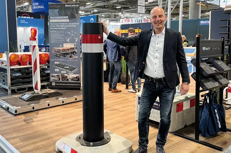 Die Schake GmbH sorgt für Sicherheit auf Baustellen, im Verkehr und in Kommunen. Einen Ausschnitt des umfangreichen Produktportfolios brachte Ralf Schake, geschäftsführender Gesellschafter, mit nach Paris. Quelle: Treffpunkt.Bau