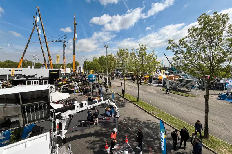 Ein schöner Blick ins Freigelände: Die Intermat 2024 konzentrierte sich auf nachhaltige Bau- und Technologielösungen. Viele Ausstellerinnen und Aussteller präsentierten Technologien, die den CO2-Ausstoß in der Bauindustrie reduzieren und den Übergang zu erneuerbaren Energien erleichtern. Quelle: Treffpunkt.Bau