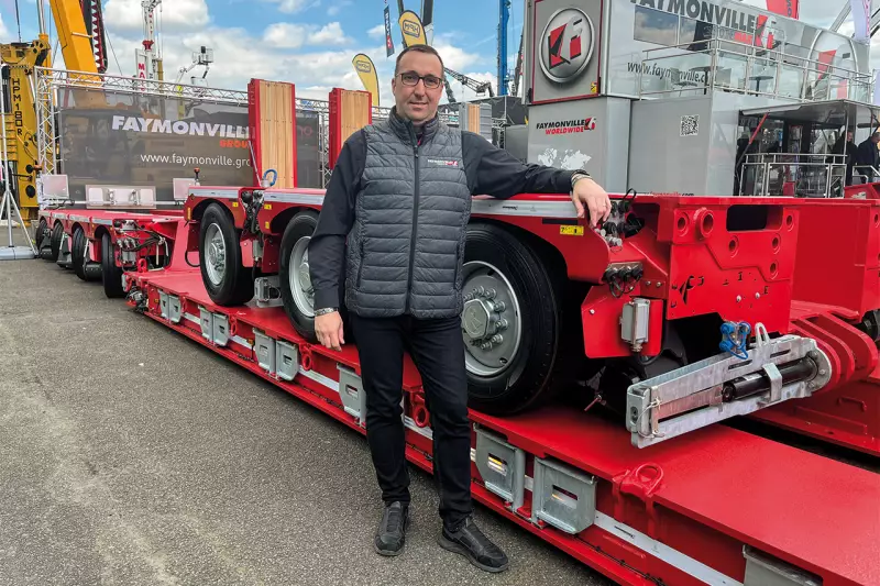 Marco Andres, Marketingmanager von Faymonville. Die Unternehmensgruppe brachte zahlreiche Fahrzeuge mit nach Paris, darunter den 6-achsigen MultiMAX PA-X Tieflader, den MultiMAX 1+3 Tieflader und den CombiMAX 3+4 mit Kesselbrücke. Mit Letzterem sind Fahrzeug-Konfigurationen bis zu 250 t Nutzlast möglich. Quelle: Treffpunkt.Bau