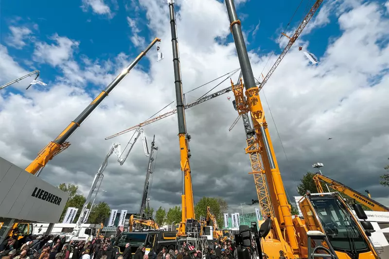 Liebherr präsentierte auf einer Standfläche von 3.264 m² rund 20 Maschinen aus seinen Produktsegmenten Turmdrehkrane, Mobil- und Raupenkrane, Komponenten, Erdbewegungsmaschinen, Materialumschlagmaschinen, Spezialtiefbaumaschinen und Betontechnik. Quelle: Treffpunkt.Bau