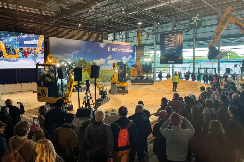 Emissionslos klappen Live-Demonstrationen natürlich auch im Indoor-Bereich. Bei Komatsu lag der Fokus des Messeauftritts auf zukunftsweisenden Technologien und erstklassigen Dienstleistungen, insbesondere in den Bereichen Digitalisierung und Elektrifizierung. Quelle: Treffpunkt.Bau